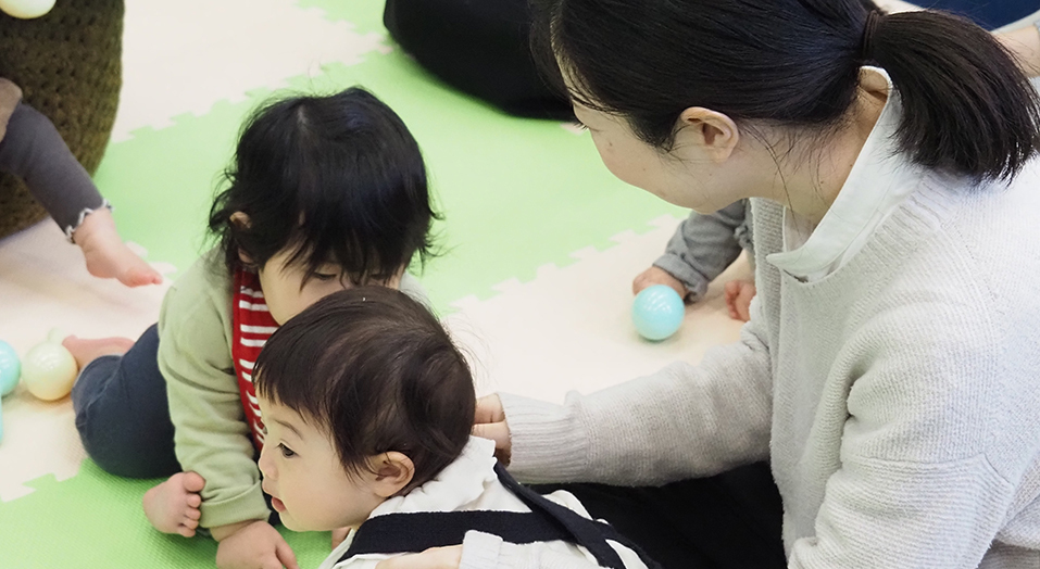 お子さんと一緒に社員同士の交流を深める様子